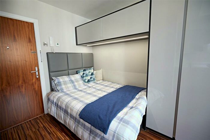 Apartment To Rent In Apt, Cross Street #, M2