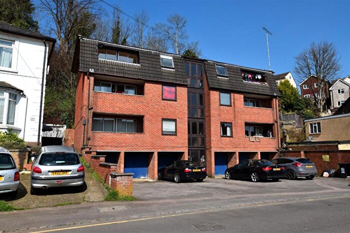 2 Bedroom Flat To Rent In Garlands Road, Redhill, Surrey, RH1