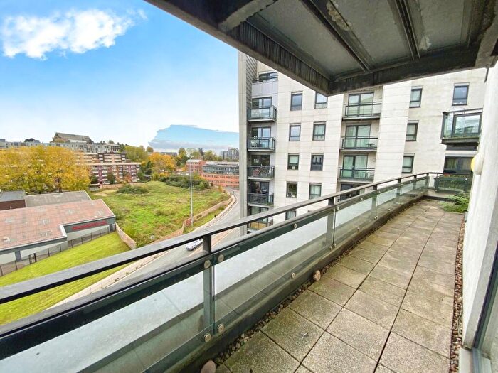 2 Bedroom Flat To Rent In Gateway East, Marsh Lane, Leeds, Uk, LS9