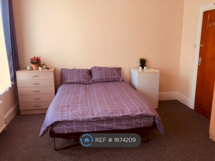 Studio To Rent In Park Ridings, London, N8