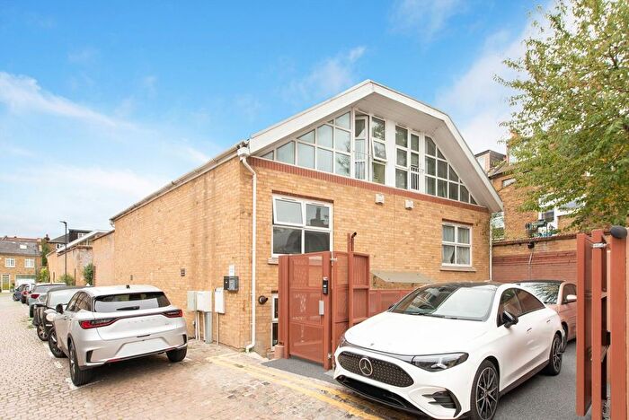 4 Bedroom Property To Rent In Victoria Mews, Queens Park, NW6
