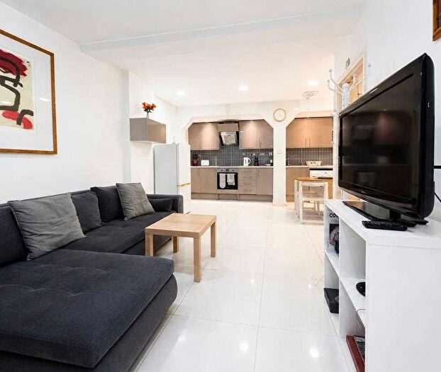 2 Bedroom Flat To Rent In Castlehill Parade, The Avenue, West Ealing, West Ealing, W13