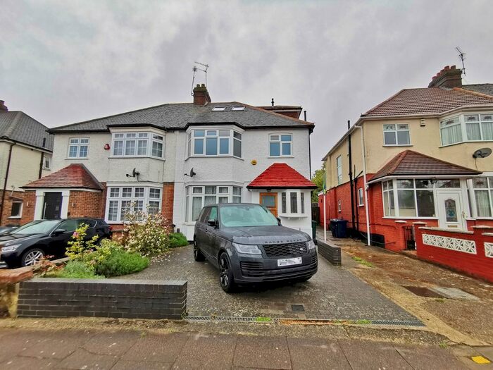 2 Bedroom Maisonette To Rent In Sefton Avenue, Mill Hill, NW7