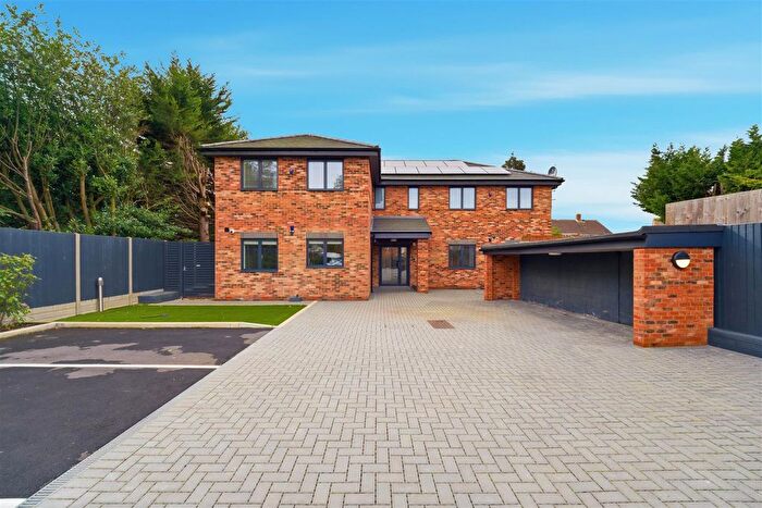 2 Bedroom Flat For Sale In Laurels Road, Iver Heath, Buckinghamshire, SL0