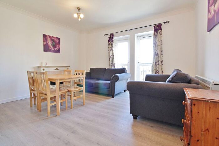 2 Bedroom Flat To Rent In High Street, Hounslow, TW3