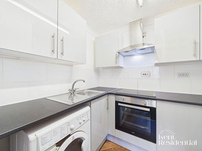1 Bedroom Flat To Rent In Buckland Hill, Lesley Place, ME16