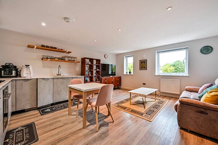 2 Bedroom Flat For Sale In Trinity Mews, Guildford, GU1