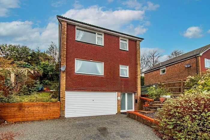 4 Bedroom Property To Rent In Rochester Way, Crowborough, TN6