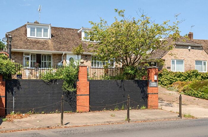 3 Bedroom Detached Bungalow For Sale In New Road, Elham, CT4
