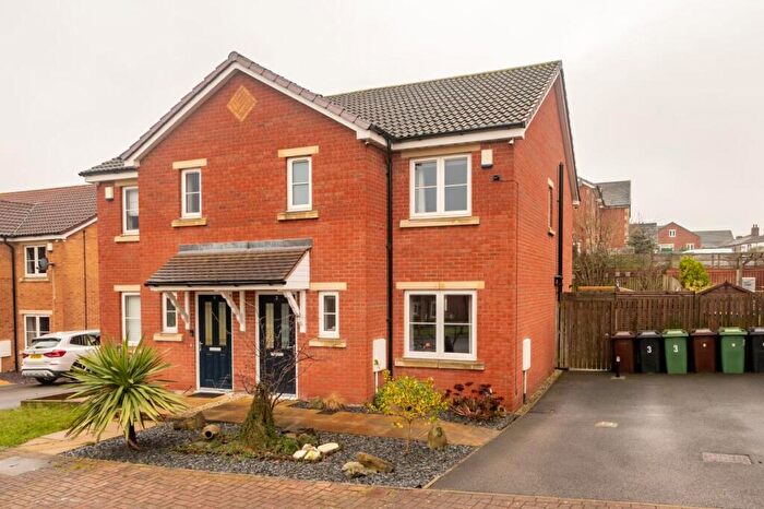 3 Bedroom Semi Detached House For Sale In Phoenix Way, Gildersome, LS27