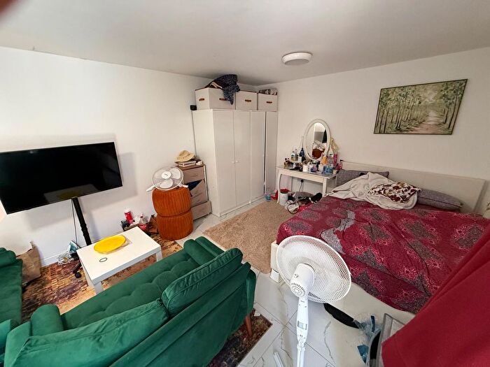 Studio To Rent In St. Aubyns Avenue, Hounslow, Middlesex, TW3