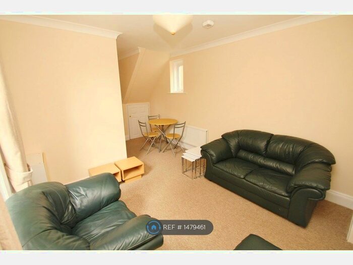 3 Bedroom Flat To Rent In Wallisdown Road, Poole, BH12