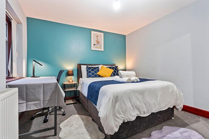 3 Bedroom Flat To Rent In Bishop's Bridge Road, London, W2