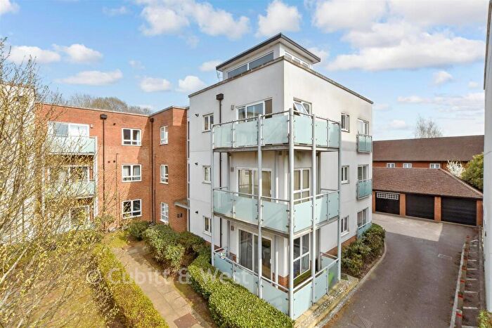 1 Bedroom Apartment For Sale In Canalside, Redhill, Surrey, RH1