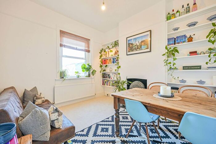 3 Bedroom Maisonette For Sale In Church Lane, East Finchley, London, N2