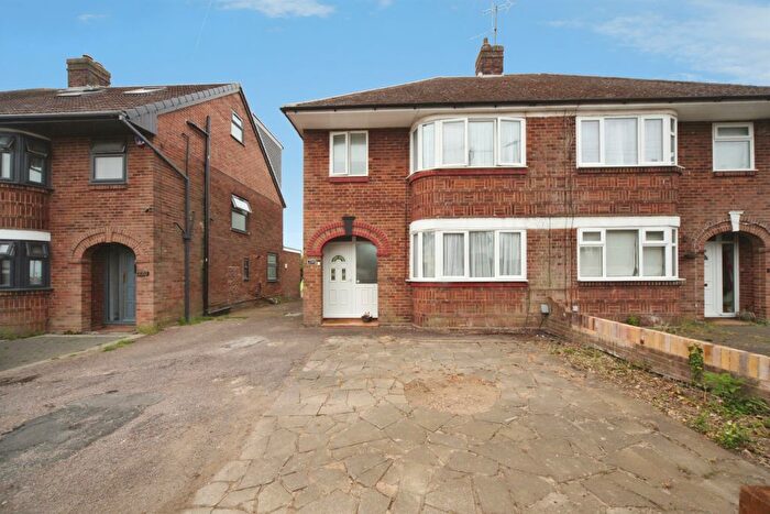 3 Bedroom Semi-Detached House For Sale In Ashcroft Road, Luton, LU2