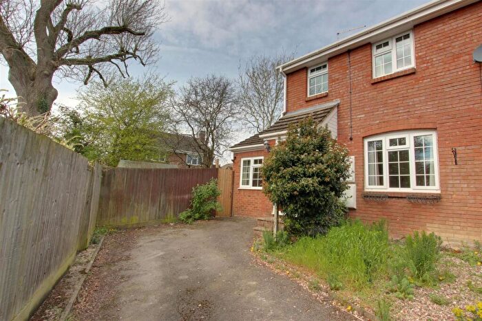 4 Bedroom Semi Detached House For Sale In Fields End, Tring, HP23