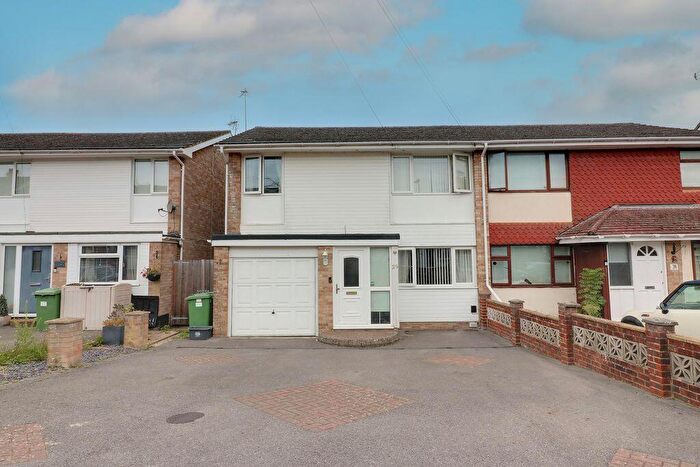 4 Bedroom Semi-Detached House For Sale In Wilton Drive, Horndean, Waterlooville, PO8