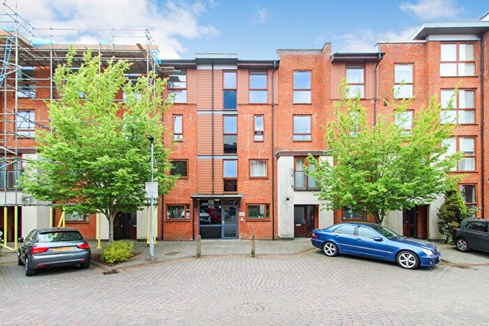 1 Bedroom Flat For Sale In Rampling Court, Commonwealth Drive, Crawley, West Sussex., RH10