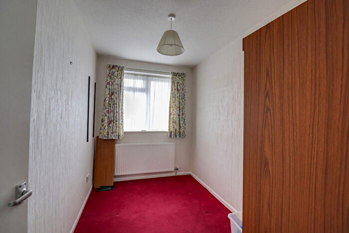 2 Bedroom Flat For Sale In Hall Farm Road, South Benfleet, SS7