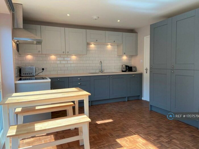 2 Bedroom Flat To Rent In Upper Edgeborough Road, Guildford, GU1