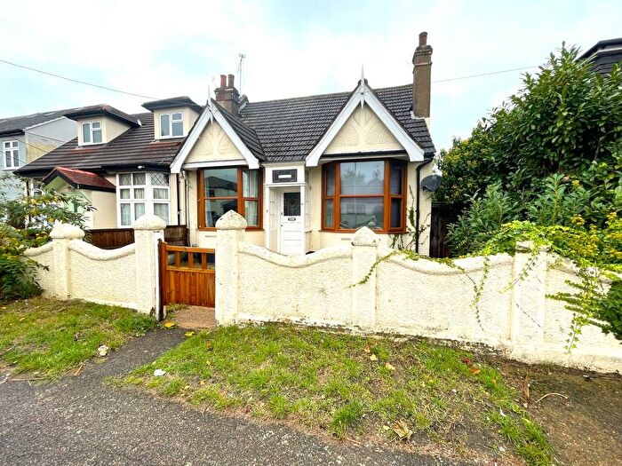 2 Bedroom Semi-Detached Bungalow To Rent In Askwith Road, Rainham, RM13