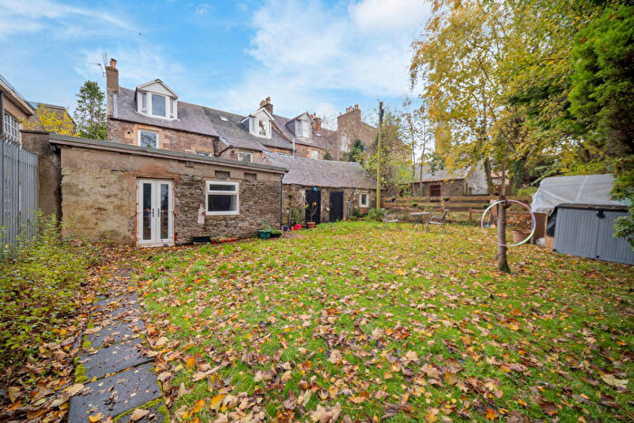 3 Bedroom Flat For Sale In Westport, Lanark, ML11