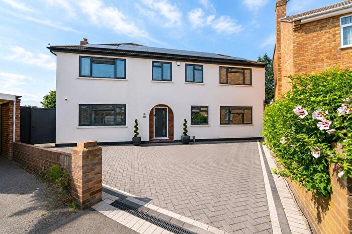 5 Bedroom Detached House For Sale In Chestnut Close, Ashford, TW15