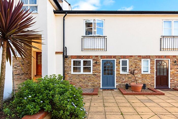 2 Bedroom House For Sale In Pembrook Mews, SW11