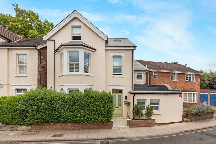 2 Bedroom Flat For Sale In Larkfield Road, Richmond, TW9