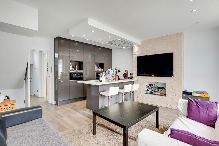 3 Bedroom Flat To Rent In Ravensworth Road, Kensal Green, NW10