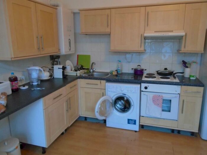 3 Bedroom Flat To Rent In Richmond Road, Roath, Cardiff, CF24