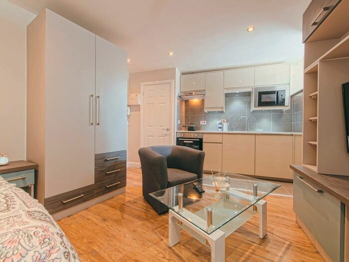 Apartment To Rent In Apt, Eagle House #, M3