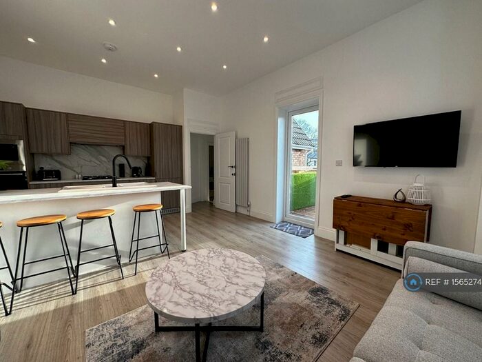 2 Bedroom Flat To Rent In Elizabeth Court, Poole, BH15