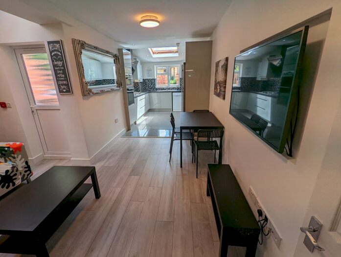 6 Bedroom Terraced House To Rent In Grange Avenue, Reading, RG6