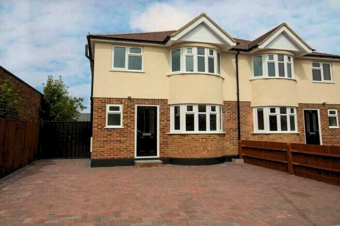 3 Bedroom Semi-Detached House To Rent In Cressingham Road, Reading, Berkshire, RG2