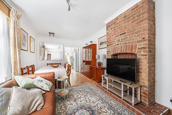 2 Bedroom Flat To Rent In Spruce Hills Road, Walthamstow, London, E17