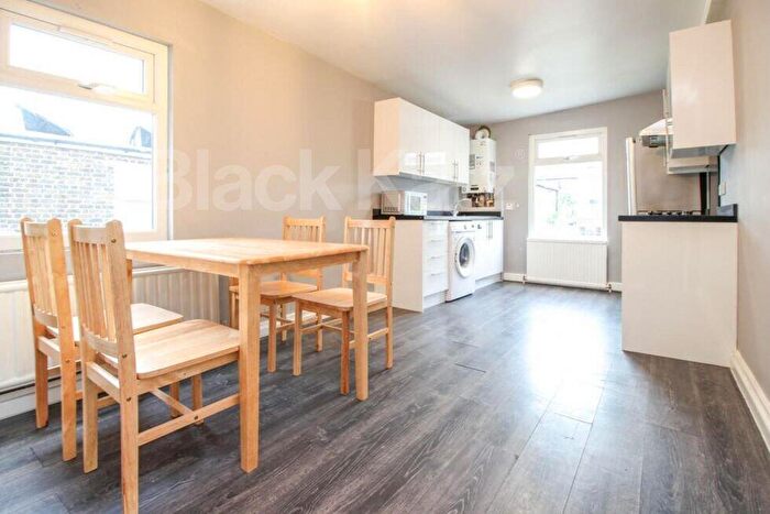 3 Bedroom Flat To Rent In Raleigh Road, Hornsey, N8