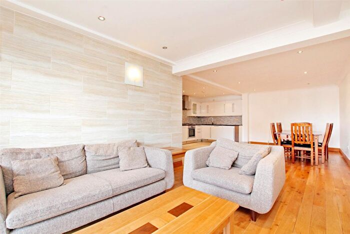 2 Bedroom Flat To Rent In Copperfield Road, Mile End, London, E3