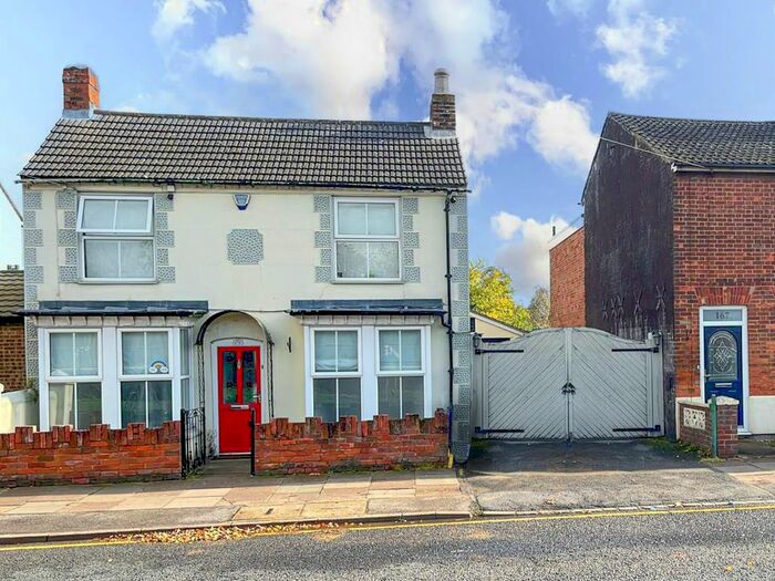 3 Bedroom Property To Rent In Buckingham Road, Aylesbury, HP19