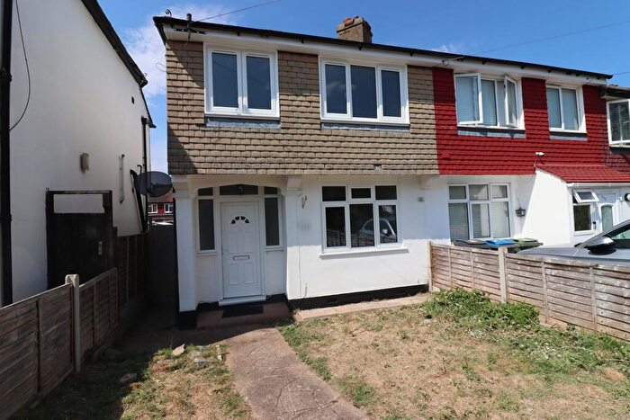 3 Bedroom End Of Terrace House For Sale In Knollmead, Surbiton, KT5