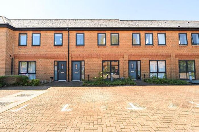 2 Bedroom Terraced House For Sale In Lakesmere Close, Kidlington, OX5