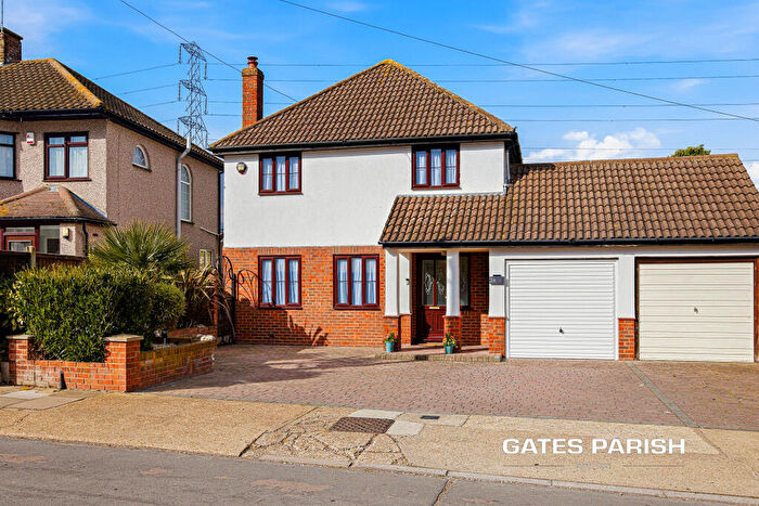 4 Bedroom Detached House For Sale In Isis Drive, Upminster, RM14