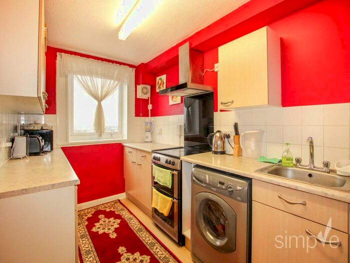 2 Bedroom Flat To Rent In Avondale Drive, Hayes, Middlesex, UB3