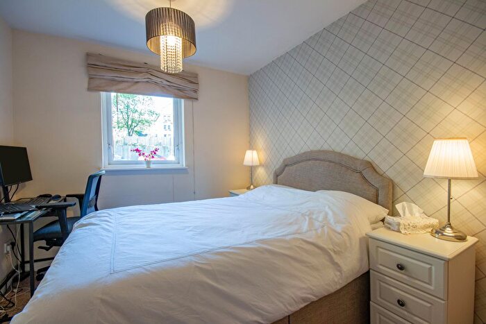 2 Bedroom Flat To Rent In Dicksonfield, Edinburgh, EH7