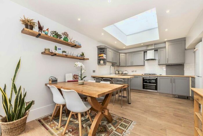 3 Bedroom Flat To Rent In Kings Avenue, London, SW4