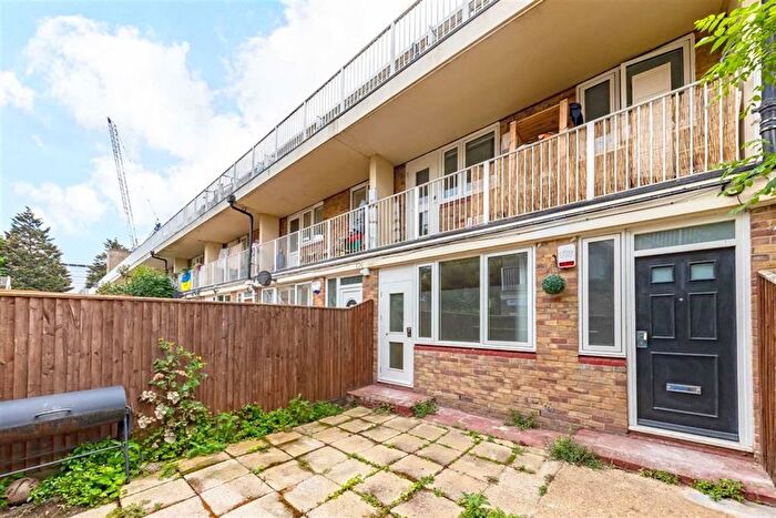 2 Bedroom Flat To Rent In Woolstaplers Way, Bermondsey, SE16