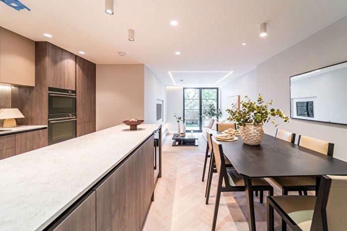 3 Bedroom Flat For Sale In Archway Road, Highgate, N6
