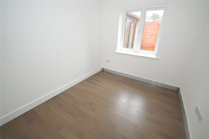 2 Bedroom Bungalow For Sale In Finsbury Road, Luton, Bedfordshire, LU4