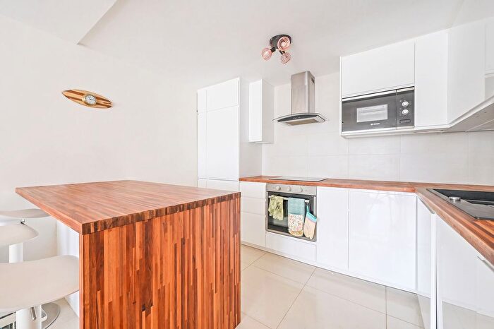 2 Bedroom Flat For Sale In St Davids Square, Isle Of Dogs, London, E14